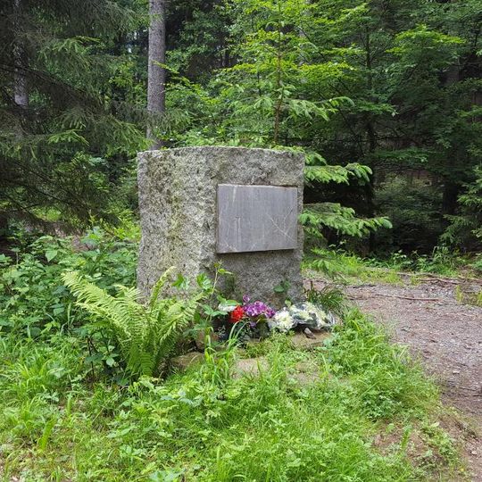 Pomník partyzánu Romanu Rudnikovi nad pramenem Brdlavla na Hřebenech