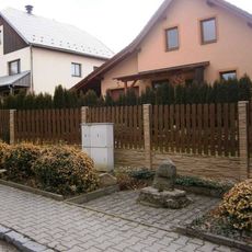 Smírčí kříž v Jehnědí u Obecního úřadu