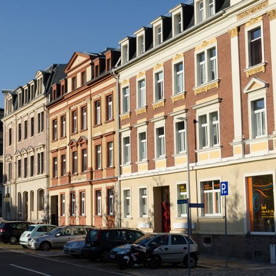 Mietshaus in ehemals geschlossener Bebauung und Ecklage Tzschirnerplatz 11