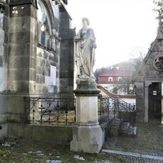 Socha svatého Pavla u kaple na hřbitově v Raspenavě