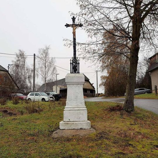 Kříž na Kvani na návsi