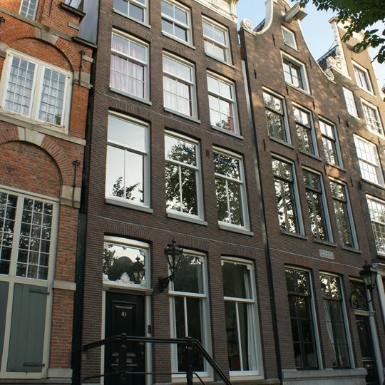 Pand met gevel onder rechte triglyfenlijst met consoles