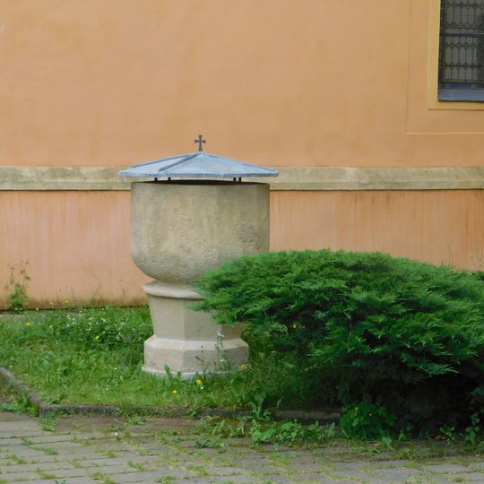 Kamenná křtitelnice před sborem českých bratří v Mladé Boleslavi