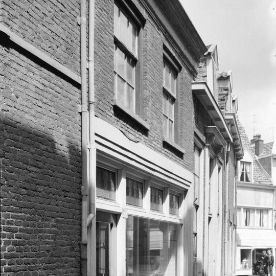 Pand met gotische trapgevel met geprofileerde vensters met spitsbogen