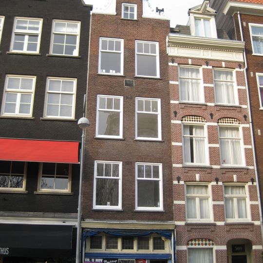 Pand, vanwege de zandstenen onderdelen van de gevelhals en de gevelsteen