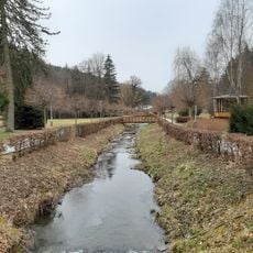 Lávka přes Pozlovický potok v Luhačovicích proti hudebnímu altánu