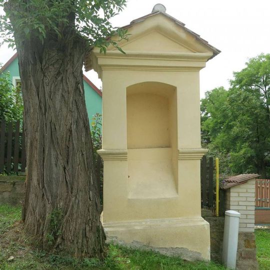 Kaplička na rozcestí ke hřbitovu v Zahořanech u Litoměřic