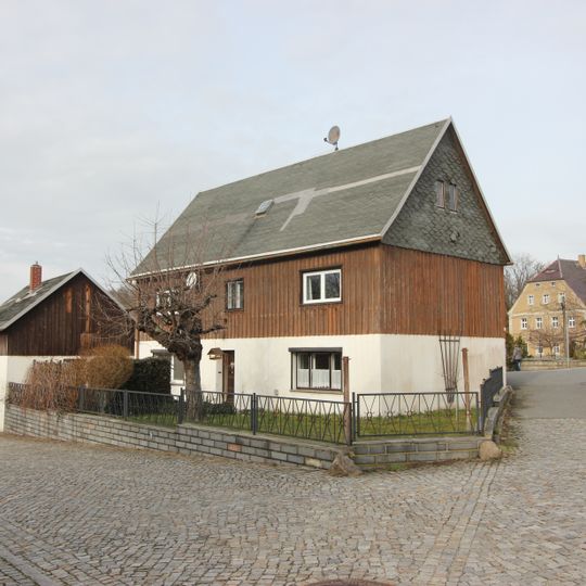 Wohnhaus mit umgebender Stützmauer Alte Bautzener Straße 1