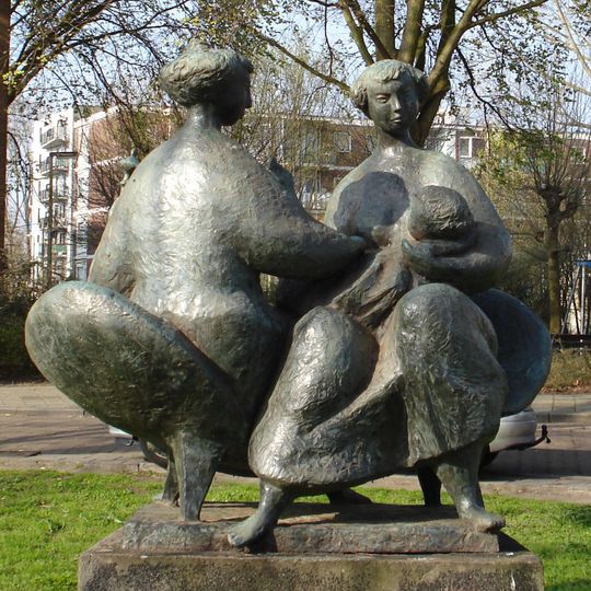 Twee vrouwen met kind op bank