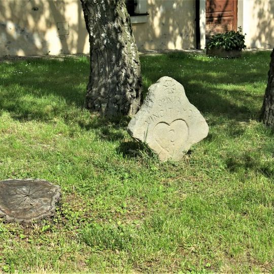 Novodobý křížový kámen v Rybářské ulici v Čelákovicích