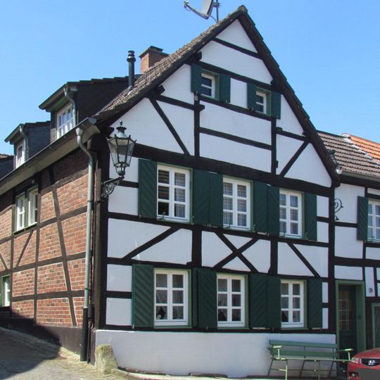 Schlossstraße 24
