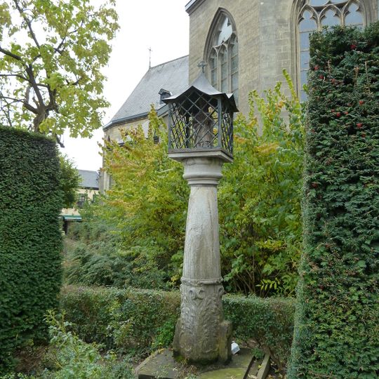 Perron with Saint Nicholas statue near H.H. Nicolaas en Barbara