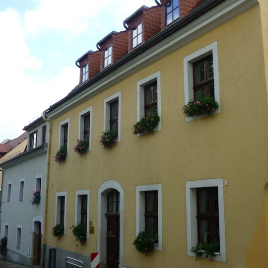 Wohnhaus in nach rechts geschlossener Bebauung, Ecklage Große Wallstraße 15