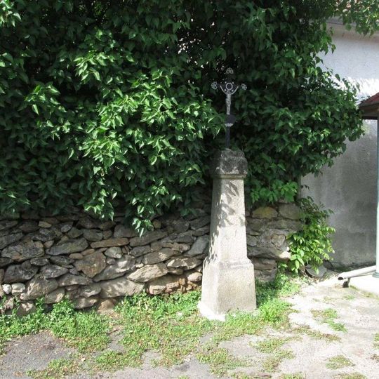 Kříž v Nekvasovech u zastávky