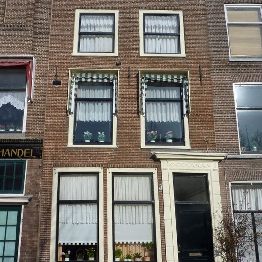 Pand met gevel met rechte kroonlijst