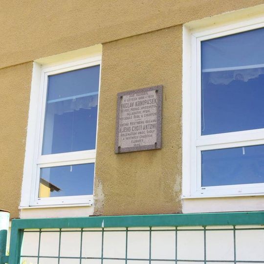 Pamětní deska Václava Konopáska na škole v Klobukách