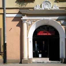 Brama (między domami 17 i 19)