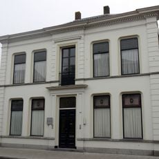 Vrijstaand herenhuis