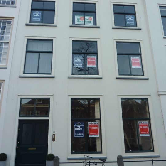 Pand met gepleisterde lijstgevel. Stoephek met palen