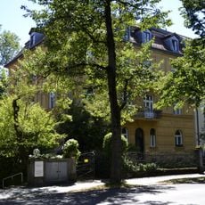 Dreigeschossiges Mietshaus