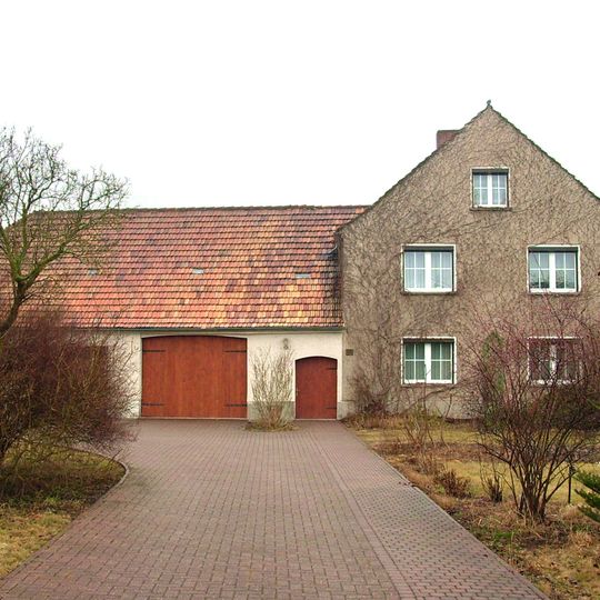 Zwei Seitengebäude und Scheune eines Bauernhofs Bautzener Straße 18