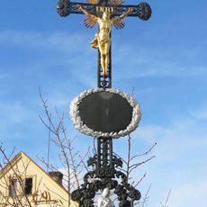 Kříž na návsi v Horním Týnci