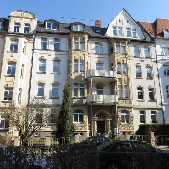 Mietshaus in geschlossener Bebauung mit Vorgarten Erich-Mühsam-Straße 26