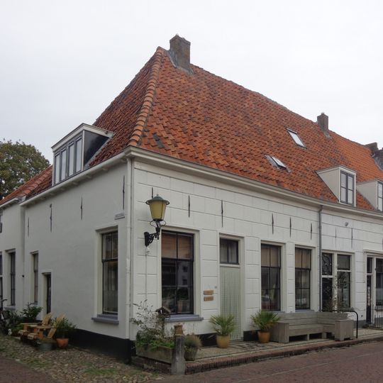 Hoekpand Smeesteeg. Huis met gepleisterd lijstgeveltje, alleen parterre.