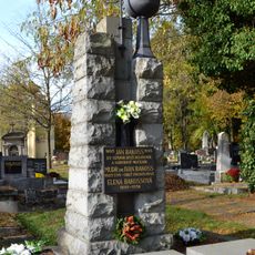 Cintorín ev. a. v. , hrob s náhrobníkom