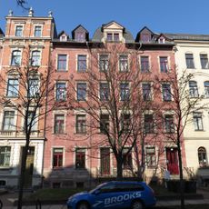 Mietshaus in geschlossener Bebauung mit Vorgarten Weststraße 48