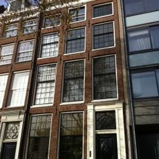 Pand met gevel onder rechte lijst