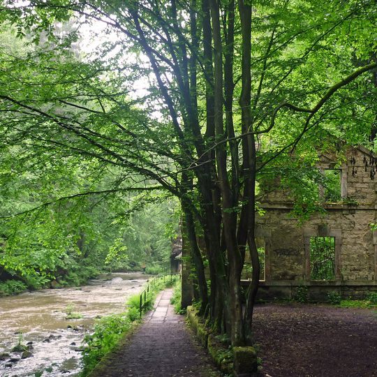 Ehemaliges Elektrizitätswerk mit Stauwehr, Obergrabeneinlauf, Schützenanlage, Obergraben, Untergraben, Reste des Krafthauses mit zwei Turbinen sowie Stromleitungsmasten Lochmühlenweg -