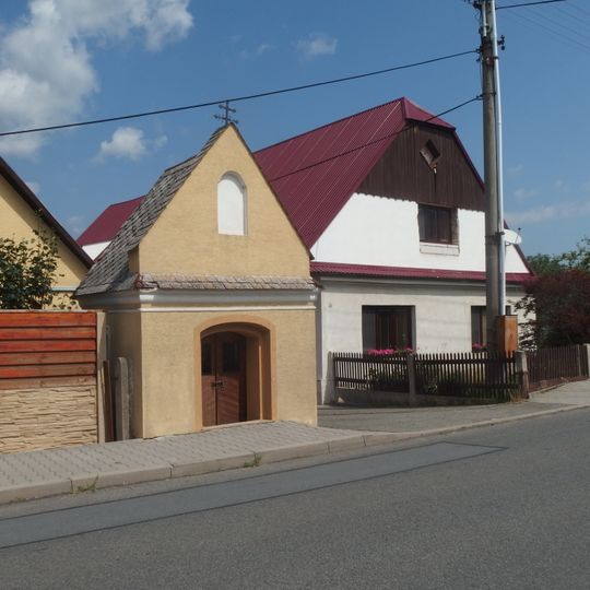Kaplička v Dolních Studénkách u hlavní silnice