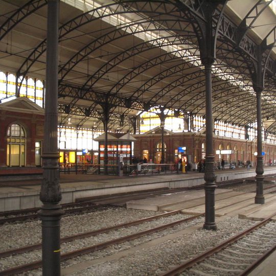 Station Den Haag Hollands Spoor: Vierbeukige perronoverkapping of treinhal
