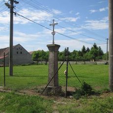 Kříž v Olšanech v zahradě