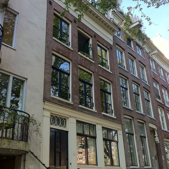 Huis met gevel onder rechte lijst