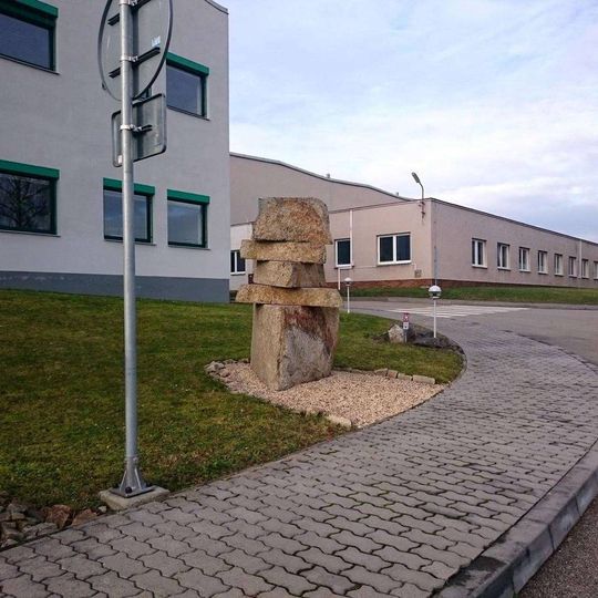 Kameny u areálu Edscha v Kamenici nad Lipou