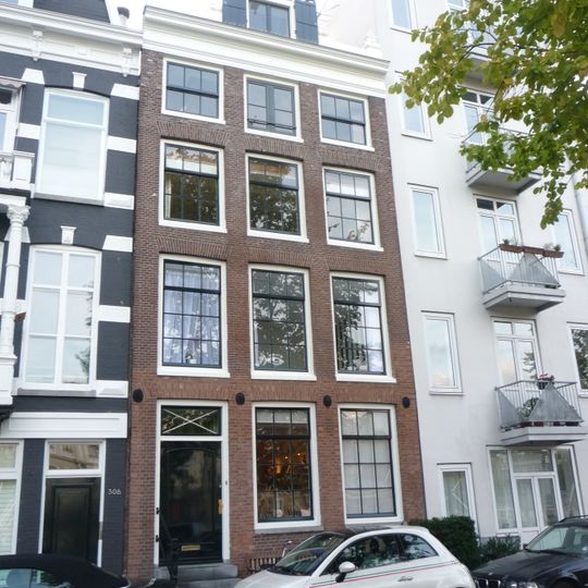 Pand met gevel waarvan de bekroning in de vorm van een eigenaardige lijst van baksteenlagen vermoedelijk door wijziging is ontstaan