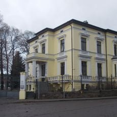Fabrikantenvilla, mit Einfriedung und Toranlage Industriestraße 2