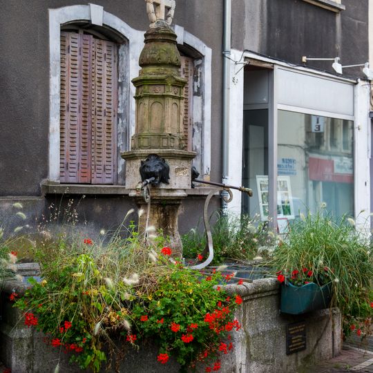 Fontaine devant l'immeuble