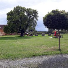 Kříž na dvoře u zámku v Rochlově