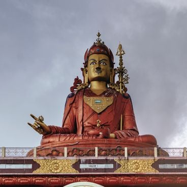 Statue e monumenti religiosi: Buddha, Cristo, divinità induiste
