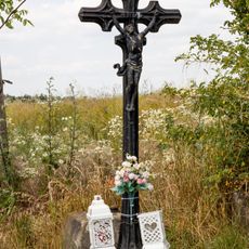 Kříž u silnice z Třebotova do Chotče