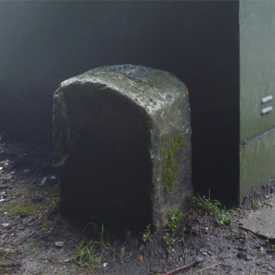 Milestone, High Street, opp. Cornford Lane, E of Woodsgate Way