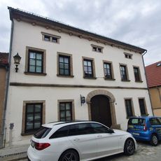 Wohnhaus (Ackerbürgerhaus) und Hofeinfahrt mit originalem hölzernem Tor Herrmannstraße 7