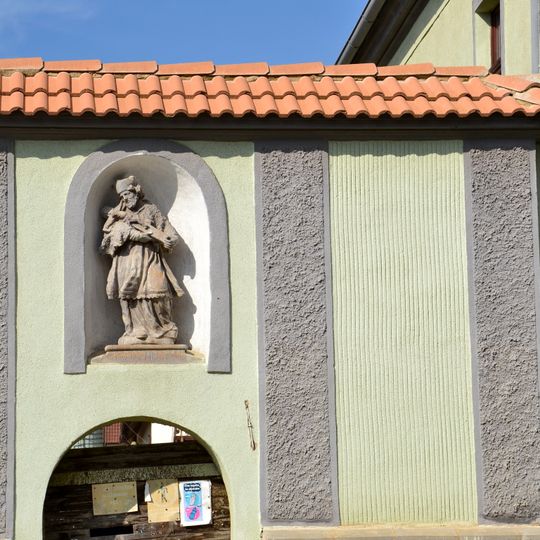 Socha svatého Jana Nepomuckého ve výklenku domu 7 v Lažanech
