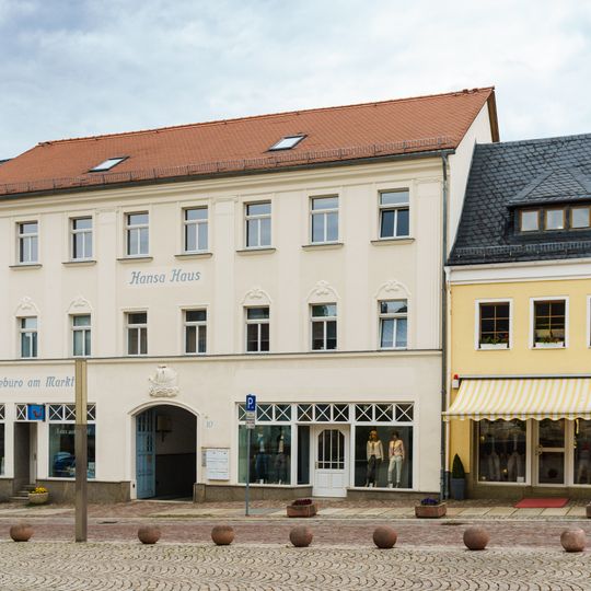 Wohnhaus in geschlossener Bebauung und Hinterhausbebauung Markt 10