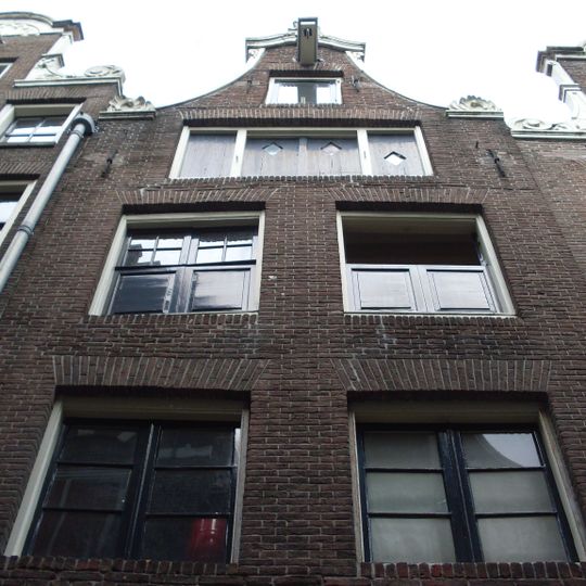 Pand met ingezwenkte halsgevel met volutenafdekking