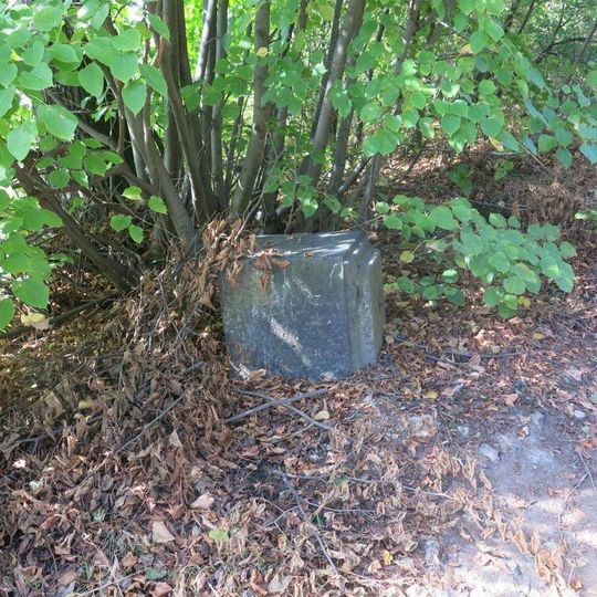 Povalený podstavec ulomeného kříže u silnice ze Štrbic do Světce