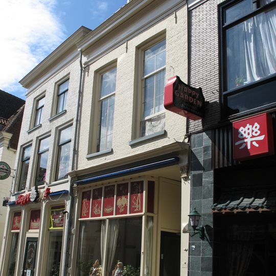 Pand met geverfde lijstgevel, dakkapel en jongere winkelpui